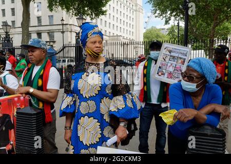 Londra, Regno Unito. 10 Giugno 2021. Il genocidio di protesta di Biafrans in Nigeria fuori Downing Street. La popolazione indigena di Biafra IPOB protesta a Whitehall di fronte a Downing Street chiedendo al governo britannico di intervenire nella politica del genocidio. Credit: Peter Hogan/Alamy Live News Foto Stock