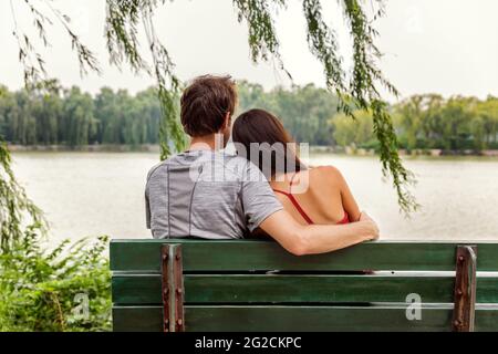 Coppia innamorata - due giovani amanti seduti insieme su una panchina del parco che si affaccia sul romantico lago. Palazzo d'estate di Pechino. Buon rapporto felice Foto Stock