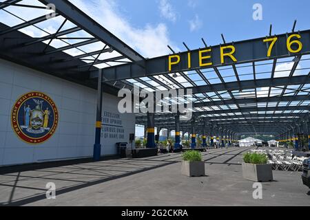Il governatore Andrew Cuomo parla all'apertura del Pier 76 a New York. 9 giu 2021 Foto Stock