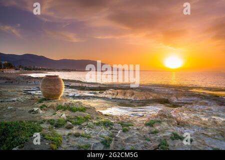 Una grande pentola al tramonto sulla spiaggia di Potamos a Malia, Creta, Grecia. Foto Stock