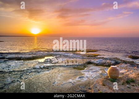 Una grande pentola al tramonto sulla spiaggia di Potamos a Malia, Creta, Grecia. Foto Stock