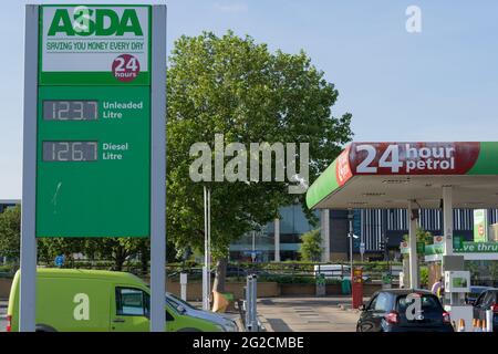 Stazione di benzina Asda , 24 ore, auto pagamento, supermercato , Londra, Inghilterra, Regno Unito, prezzo visualizzato sulla scheda LED Foto Stock