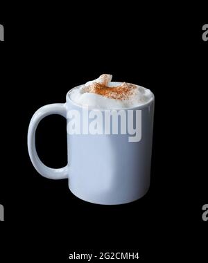 Tazza di caffè bianca con schiuma di latte e mockup alla cannella con copyspace per testo o grafica su sfondo nero. Foto Stock