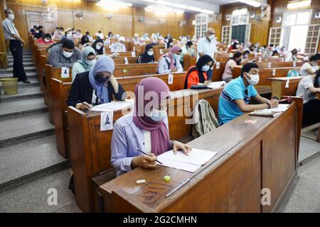 Giza, Egitto. 10 Giugno 2021. Gli studenti che indossano maschere facciali mantengono la distanza sociale mentre si tengono gli esami finali all'Università del Cairo a Giza, Egitto, 10 giugno 2021. Le università di tutto l'Egitto stanno tenendo gli esami finali con le misure contro COVID-19 in atto. Credit: Ahmed Gomaa/Xinhua/Alamy Live News Foto Stock