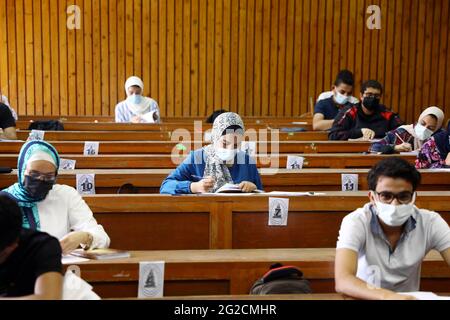 Giza, Egitto. 10 Giugno 2021. Gli studenti che indossano maschere facciali mantengono la distanza sociale mentre si tengono gli esami finali all'Università del Cairo a Giza, Egitto, 10 giugno 2021. Le università di tutto l'Egitto stanno tenendo gli esami finali con le misure contro COVID-19 in atto. Credit: Ahmed Gomaa/Xinhua/Alamy Live News Foto Stock