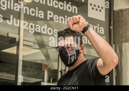 Madrid, Spagna. 10 giugno 2021. Il Segretario Generale del sindacato del Sud di Madrid della CGT è stato arrestato in una delle manifestazioni svoltesi in più di 60 città dello Stato in difesa della sanità pubblica, indetta dal Coordinatore anti-privatizzazione della Sanità. Il resto delle dimostrazioni è passato senza incidenti. Ma a Madrid, un gruppo completamente estraneo all'organizzazione, membri del Bastione frontale dell'ideologia neo-nazista, giunse nel luogo in cui iniziò la manifestazione, insieme al Ministero della Salute Regionale di Madrid a C/Aduana, con la chiara intenzione di febbraio di provocare. Foto Stock