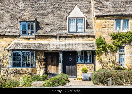 Un paio di graziosi cottage in pietra nella città di Cotswold di Broadway nel Worcestershire. Foto Stock