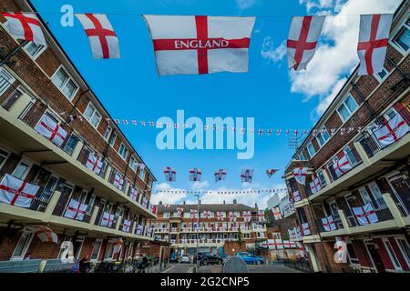 Londra, Regno Unito. 10 Giugno 2021. Gli abitanti della tenuta di Bermondsey's Kirby, nel sud-est di Londra, hanno messo in campo circa 400 bandiere dell'Inghilterra (croce di San Giorgio) prima del Campionato europeo che inizia questo fine settimana ed è di fatto il torneo di Covid-ritardato 2020. Credit: Guy Bell/Alamy Live News Foto Stock