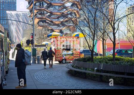 New York, NY, USA - 10 giugno 2021: Hudson Yards vista delle concessioni, la nave e la Shed Foto Stock