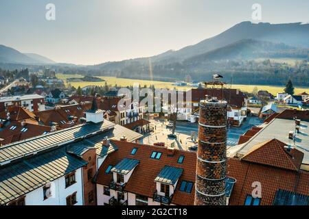 Coppia di cicogne bianche su un camino Foto Stock