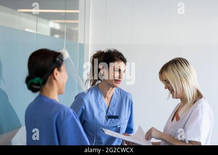 Infermiere e dottore che parlano e ridono Foto Stock