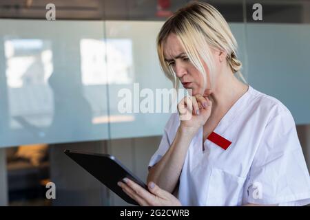 Medico donna utilizzando digitale compressa in ospedale Foto Stock