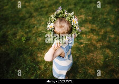 Ragazza che indossa la corona di metà estate Foto Stock