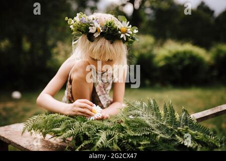 Ragazza in giardino preparazione maypole in giardino Foto Stock