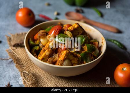 Kadai Paneer, un popolare piatto semi secco dell'India del nord fatto cucinando paneer o pomodori al formaggio di cottage e peperoni. Primo piano. Foto Stock