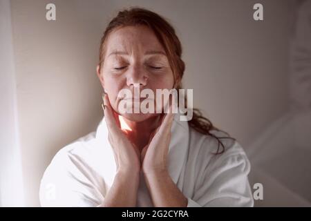 Ritratto di donna con gli occhi chiusi Foto Stock