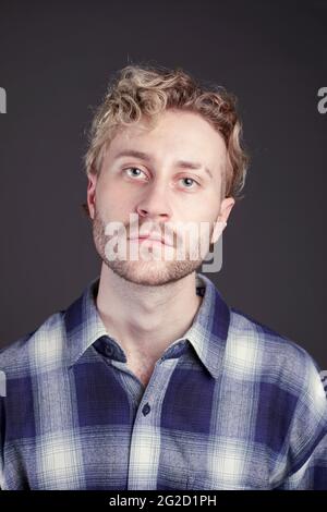 Uomo che guarda la macchina fotografica, scatto in studio Foto Stock