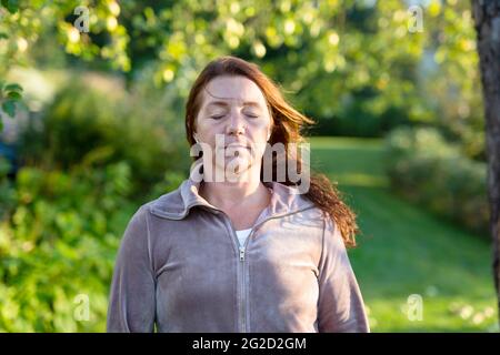 Ritratto di donna con gli occhi chiusi Foto Stock