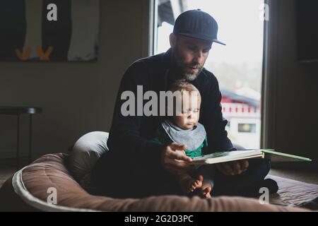 Libro di lettura del padre per il figlio del bambino Foto Stock