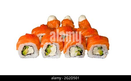 Set sushi isolato su sfondo bianco. Salmone di pesce rosso, riso, avocado, alghe. Foto Stock
