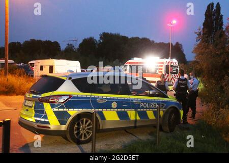 Duesseldorf, Germania. 09 giugno 2021. Gli agenti di polizia stanno dietro un'ambulanza sulla scena. Le task force partecipano all'operazione di ricerca per una donna di 58 anni che è stata segnalata mancante ieri. Non si può escludere un crimine violento. Credit: David Young/dpa/Alamy Live News Foto Stock