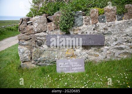 Bilingue (gallese / inglese) scolpito segno ardesia per Gwylfa Adar / Bird Observatory su Ynys Enlli / Bardsey Island e più piccolo negozio dipinto / SIOP ardesia Foto Stock