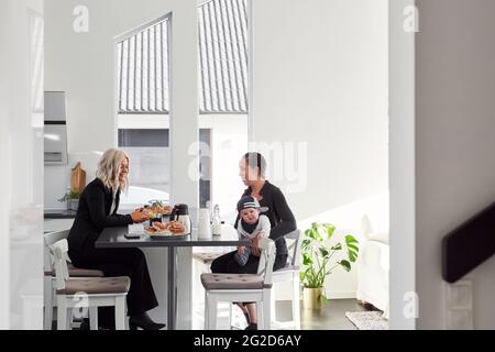 Agente immobiliare che parla con il cliente Foto Stock