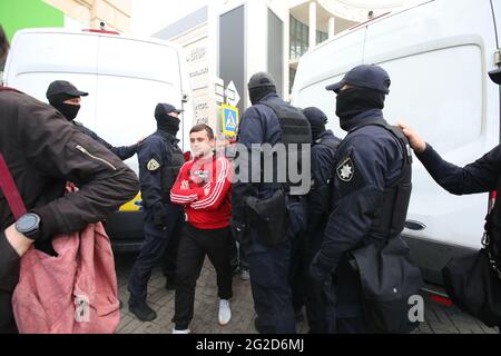 KHARKIV, UCRAINA - 10 GIUGNO 2021 - gli ufficiali di polizia effettuano un'operazione per identificare gli organizzatori dell'attacco terroristico durante la tattica speciale d Foto Stock