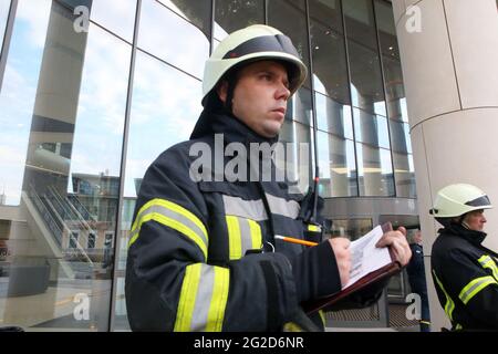 KHARKIV, UCRAINA - 10 GIUGNO 2021 - Un vigile del fuoco è raffigurato durante le esercitazioni tattiche speciali del servizio di emergenza di Stato fuori di un shoppin locale Foto Stock