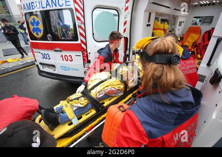 KHARKIV, UCRAINA - 10 GIUGNO 2021 - gli EMT hanno messo una persona in un'ambulanza durante le esercitazioni tattiche speciali del servizio di emergenza di Stato, Kharkiv, NOR Foto Stock