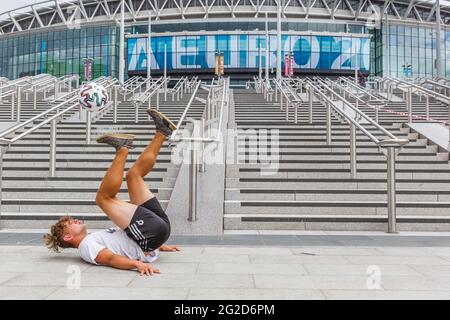 Wembley Stadium, Wembley Park, Regno Unito. 10 giugno 2021. Scott Penders, ambasciatore dell'Euro 2020, mostra le sue abilità calcistiche al di fuori dello stadio di Wembley, in vista dell'inizio del Campionato europeo di calcio UEFA di domani. Scott suonerà in campo in tutte le partite di Wembley. Rinviato di un anno come la pandemia di Coronavirus ha colpito in tutto il mondo nel 2020, il torneo inizia l'11 giugno 2021, con il Wembley Stadium che ospita la sua prima partita, Inghilterra contro Croazia, il 13 giugno 2021. Amanda Rose/Alamy Live News Foto Stock