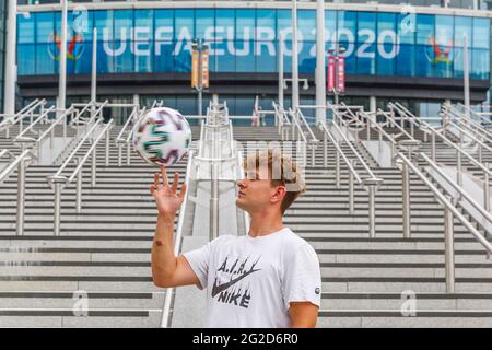 Wembley Stadium, Wembley Park, Regno Unito. 10 giugno 2021. Scott Penders, ambasciatore dell'Euro 2020, mostra le sue abilità calcistiche al di fuori dello stadio di Wembley, in vista dell'inizio del Campionato europeo di calcio UEFA di domani. Scott suonerà in campo in tutte le partite di Wembley. Rinviato di un anno come la pandemia di Coronavirus ha colpito in tutto il mondo nel 2020, il torneo inizia l'11 giugno 2021, con il Wembley Stadium che ospita la sua prima partita, Inghilterra contro Croazia, il 13 giugno 2021. Amanda Rose/Alamy Live News Foto Stock