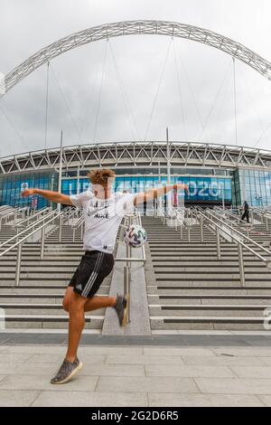 Wembley Stadium, Wembley Park, Regno Unito. 10 giugno 2021. Scott Penders, ambasciatore dell'Euro 2020, mostra le sue abilità calcistiche al di fuori dello stadio di Wembley, in vista dell'inizio del Campionato europeo di calcio UEFA di domani. Scott suonerà in campo in tutte le partite di Wembley. Rinviato di un anno come la pandemia di Coronavirus ha colpito in tutto il mondo nel 2020, il torneo inizia l'11 giugno 2021, con il Wembley Stadium che ospita la sua prima partita, Inghilterra contro Croazia, il 13 giugno 2021. Amanda Rose/Alamy Live News Foto Stock