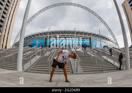 Wembley Stadium, Wembley Park, Regno Unito. 10 giugno 2021. Scott Penders, ambasciatore dell'Euro 2020, mostra le sue abilità calcistiche al di fuori dello stadio di Wembley, in vista dell'inizio del Campionato europeo di calcio UEFA di domani. Scott suonerà in campo in tutte le partite di Wembley. Rinviato di un anno come la pandemia di Coronavirus ha colpito in tutto il mondo nel 2020, il torneo inizia l'11 giugno 2021, con il Wembley Stadium che ospita la sua prima partita, Inghilterra contro Croazia, il 13 giugno 2021. Amanda Rose/Alamy Live News Foto Stock