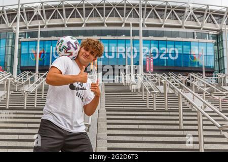 Wembley Stadium, Wembley Park, Regno Unito. 10 giugno 2021. Scott Penders, ambasciatore dell'Euro 2020, mostra le sue abilità calcistiche al di fuori dello stadio di Wembley, in vista dell'inizio del Campionato europeo di calcio UEFA di domani. Scott suonerà in campo in tutte le partite di Wembley. Rinviato di un anno come la pandemia di Coronavirus ha colpito in tutto il mondo nel 2020, il torneo inizia l'11 giugno 2021, con il Wembley Stadium che ospita la sua prima partita, Inghilterra contro Croazia, il 13 giugno 2021. Amanda Rose/Alamy Live News Foto Stock