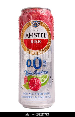 Tyumen, Russia-25 maggio 2021: La birra Amstel può essere analcolica con lime e lamponi. Isolato su sfondo bianco Foto Stock