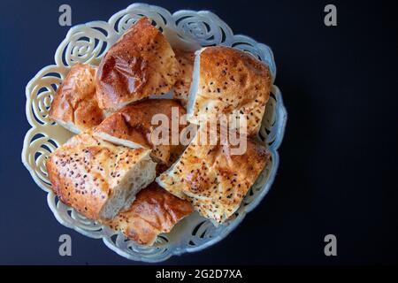 Foto isolata del tradizionale pane turco conosciuto come 'pide' in Turchia nel mese santo del Ramadan per i musulmani, concetto di pita rotonda e piatta con sesamo Foto Stock