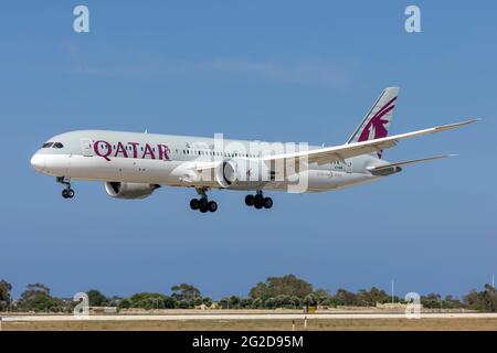 Qatar Airways Boeing 787-9 Dreamliner (REG: A7-BHB) sulle finali in arrivo da Monaco. Foto Stock