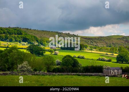 Vista estiva di Longstone Edge vicino a Monsal Head nel Peak District National Park Derbyshire Inghilterra Regno Unito con le nuvole nel cielo sopra. Foto Stock