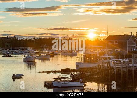 Tramonto su Carvers Harbour con barche ormeggiate a base di aragoste, Vinalhaven Island, Maine, USA Foto Stock