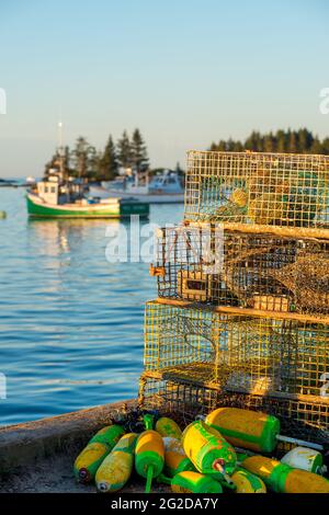 Lobster Trap e boe al molo con barche a base di aragoste ormeggiate a Harbour, Carvers Harbour, Vinalhaven Island, Maine, USA Foto Stock