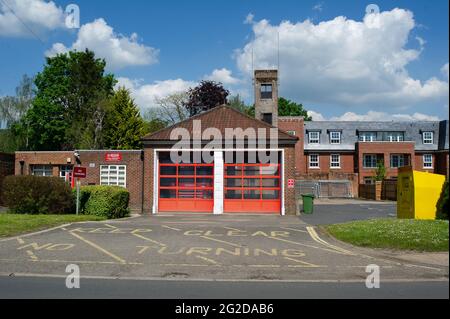 Great Missenden, Buckinghamshire, Regno Unito. 29 maggio 2021. La stazione dei vigili del fuoco a Great Missenden. La vita sta ritornando alla normalità nel villaggio di Great Missenden dopo la revoca di alcune delle restrizioni del Covid-19 anche se il villaggio è ancora più tranquillo del normale . Credito: Maureen McLean/Alamy Foto Stock