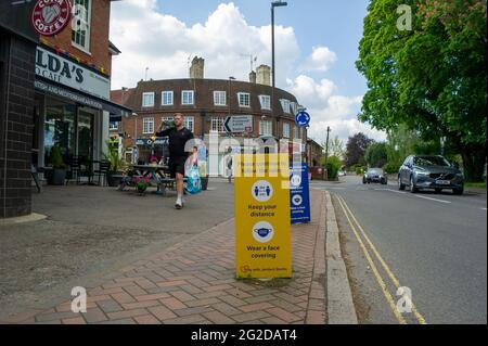 Great Missenden, Buckinghamshire, Regno Unito. 29 maggio 2021. La vita sta ritornando alla normalità nel villaggio di Great Missenden dopo la revoca di alcune delle restrizioni del Covid-19 anche se il villaggio è ancora più tranquillo del normale . Credito: Maureen McLean/Alamy Foto Stock