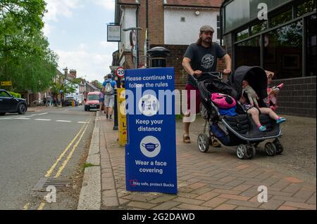 Great Missenden, Buckinghamshire, Regno Unito. 29 maggio 2021. La vita sta ritornando alla normalità nel villaggio di Great Missenden dopo la revoca di alcune delle restrizioni del Covid-19 anche se il villaggio è ancora più tranquillo del normale . Credito: Maureen McLean/Alamy Foto Stock