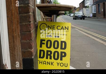 Great Missenden, Buckinghamshire, Regno Unito. 29 maggio 2021. Un segno di goccia di cibo per ricordare che alcune persone hanno ancora bisogno di banche alimentari durante la pandemia. La vita sta ritornando alla normalità nel villaggio di Great Missenden dopo la revoca di alcune delle restrizioni del Covid-19 anche se il villaggio è ancora più tranquillo del normale . Credito: Maureen McLean/Alamy Foto Stock