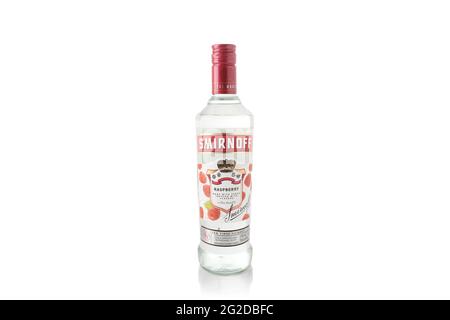 Bottiglia di Smirnoff Raspberry Vodka su sfondo bianco. Bevanda alcolica. Bevanda russa Foto Stock