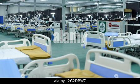 Guwahati, India. 10 Giugno 2021. Il primo ministro di Assam Himanta Biswa Sarma (Unseen) inaugura un ospedale di 300 letti per curare i pazienti del coronavirus COVID-19 allo stadio Indira Gandhi di Guwahati, Assam, India giovedì 10 giugno 2021. L'ospedale fatto da Assam Stato Governo e Difesa Ricerca e sviluppo Organizzazione Credit: David Talukdar/ZUMA Wire/Alamy Live News Foto Stock