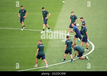 Roma, Italia. 10 Giugno 2021. Calcio: Campionato europeo, nazionale italiana, formazione allo Stadio Olimpico di Romee. I giocatori d'Italia si allungano durante l'allenamento al cerchio centrale. Credit: Attias Balk/dpa/Alamy Live News Foto Stock