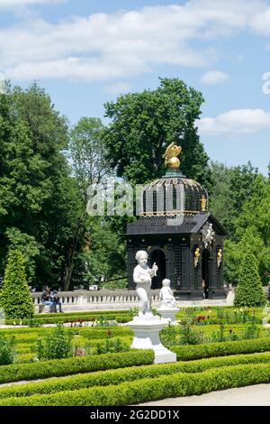 Un gazebo storico decorato con sculture, Griffin d'oro scultura sul tetto nei giardini del Palazzo Branicki, architettura di mansio barocco Foto Stock