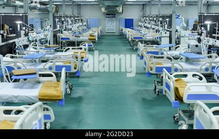 Guwahati, India. 10 Giugno 2021. Il primo ministro di Assam Himanta Biswa Sarma (Unseen) inaugura un ospedale di 300 letti per curare i pazienti del coronavirus COVID-19 allo stadio Indira Gandhi di Guwahati, Assam, India giovedì 10 giugno 2021. L'ospedale fatto da Assam state Government e Defense Research and Development Organization (DRDO) Credit: David Talukdar/Alamy Live News Foto Stock